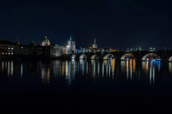 Beleuchtete Karlsbrücke Aus Jahrhunderten Und Licht Von Straßenbeleuchtung Und Steinskulpturen — Stockfoto