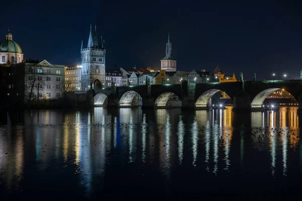 Beleuchtete Karlsbrücke Aus Jahrhunderten Und Licht Von Straßenbeleuchtung Und Steinskulpturen — Stockfoto