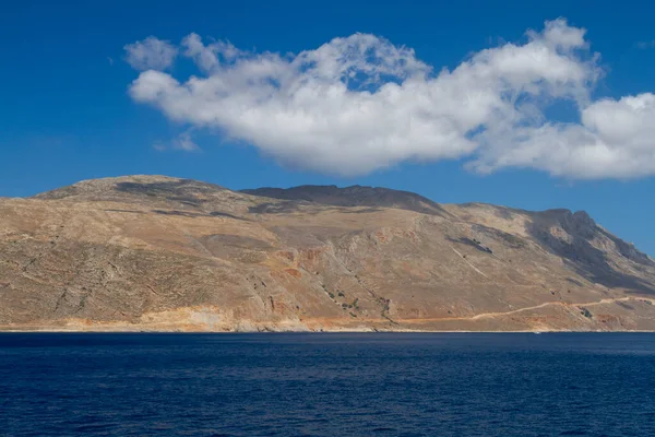 Поверхность Голубого Чистого Моря Волны Поверхности Скалы Горы Течение Дня — стоковое фото