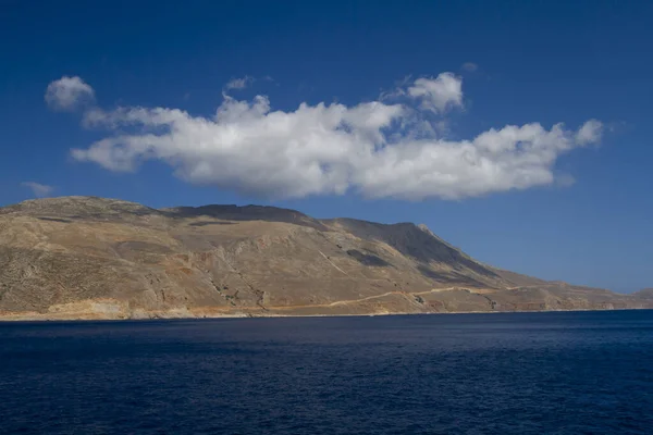 Επιφάνεια Καταγάλανης Πεντακάθαρης Θάλασσας Και Κύματα Στην Επιφάνεια Και Βράχια — Φωτογραφία Αρχείου