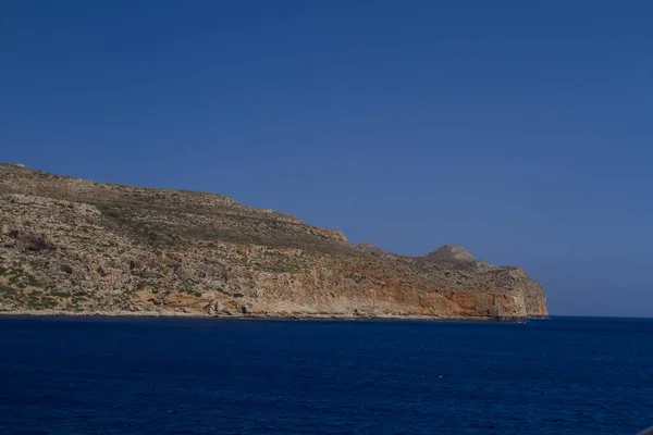 Superficie Blu Mare Limpido Onde Sulla Superficie Rocce Montagne Durante — Foto Stock