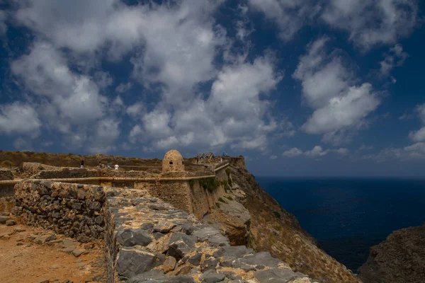 Superficie Blu Mare Limpido Onde Sulla Superficie Rocce Montagne Durante — Foto Stock