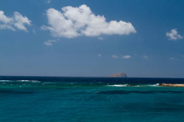 Oppervlak Van Blauwe Heldere Zee Golven Het Oppervlak Rotsen Bergen — Stockfoto