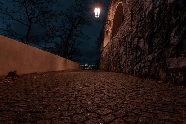 Старая Освещенная Каменная Стена Века Свет Уличного Освещения Заднем Плане — стоковое фото