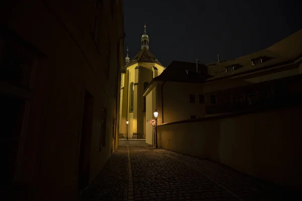 Światła Uliczne Oświetlonej Ulicy Kamyki Ziemi Centrum Starego Miasta Pragi — Zdjęcie stockowe