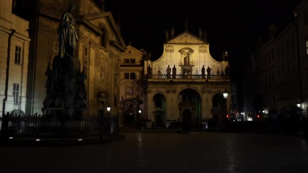 1830 Dan Kalma Charles Anıtı Heykeli Geceleri Şehir Merkezinde Prag — Stok video