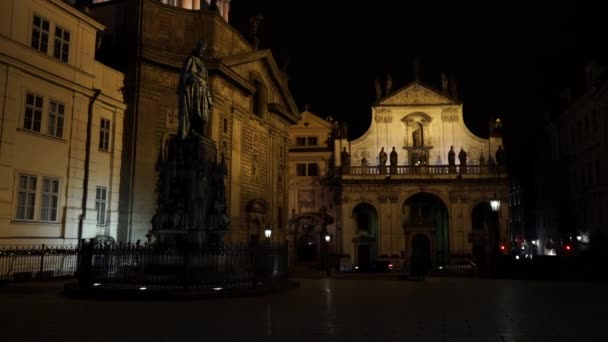 1830 Dan Kalma Charles Anıtı Heykeli Geceleri Şehir Merkezinde Prag — Stok video