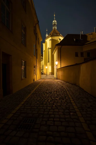 Уличные Фонари Освещенной Улице Галька Земле Центре Старого Города Праги — стоковое фото