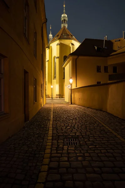 Aydınlatılmış Bir Sokakta Sokak Lambaları Czech Cumhuriyetindeki Prag Merkezinde Çakıl — Stok fotoğraf