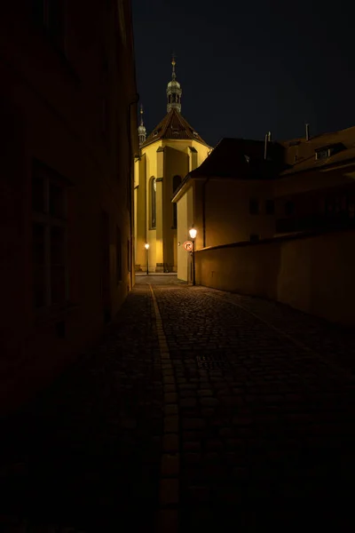 Aydınlatılmış Bir Sokakta Sokak Lambaları Czech Cumhuriyetindeki Prag Merkezinde Çakıl — Stok fotoğraf