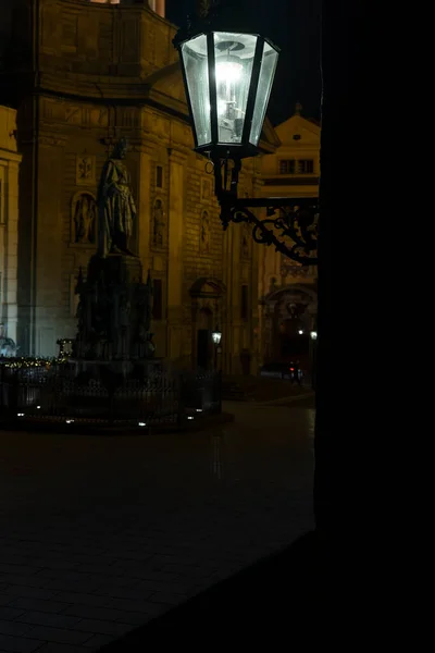 Lampadaires Sur Une Rue Éclairée Des Cailloux Sur Sol Dans — Photo