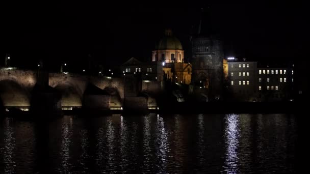 Statyczny Widok Podświetlanego Kamienia Mostu Karola Płynącej Rzeki Wełtawy Światła — Wideo stockowe
