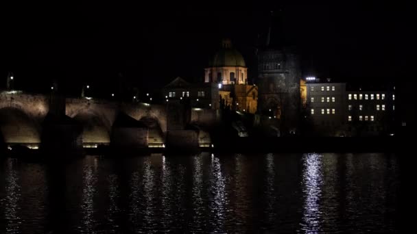 Statisk Utsikt Över Den Belysta Stenen Karlsbron Och Den Strömmande — Stockvideo