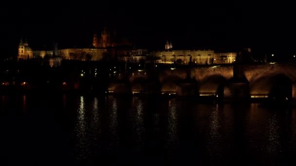 Statický Pohled Osvětlený Kámen Karlův Most Tekoucí Řeku Vltavu Světla — Stock video