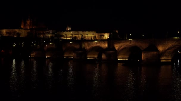 Vista Estática Pedra Iluminada Ponte Charles Rio Vltava Fluindo Luzes — Vídeo de Stock