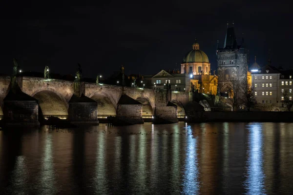 Vieja Piedra Iluminada Puente Carlos Luces Farolas Reflejan Superficie Del —  Fotos de Stock