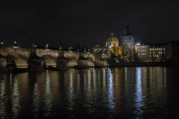 Vieux Pont Charles Pierre Illuminée Les Lumières Des Lampadaires Reflètent — Photo