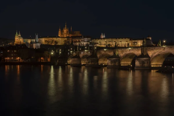 Viejo Castillo Iluminado Praga Puente Charles Las Luces Iglesia Del — Foto de Stock