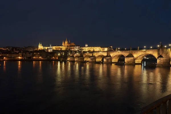 Поверхности Реки Влтавы Ночью Центре Праги Чешской Республике Отражаются Старинные — стоковое фото