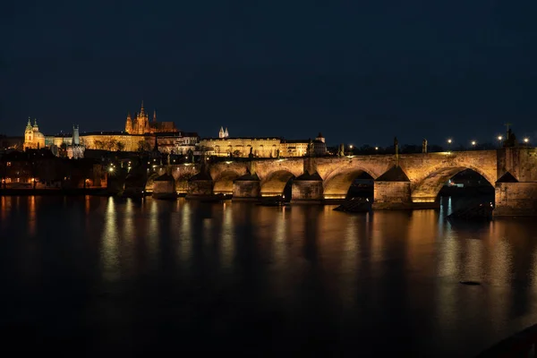 Velho Castelo Praga Iluminado Ponte Charles Luzes Igreja Vita Luzes — Fotografia de Stock
