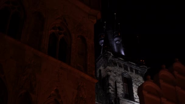 Вежа Деталізує Церкву Божої Матері Перед Століття Вночі Центрі Прага — стокове відео
