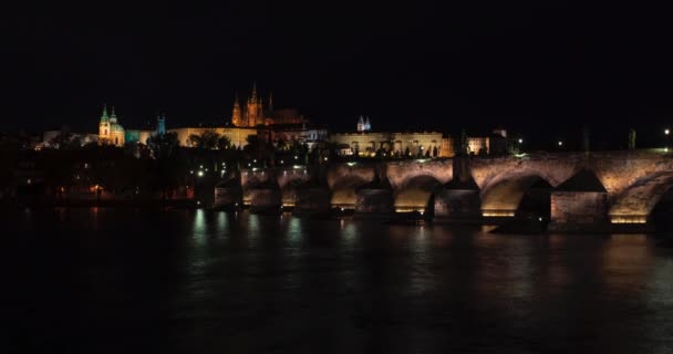 Prag Merkezindeki Taştan Charles Köprüsü Nün Zaman Kayması Akan Vltava — Stok video