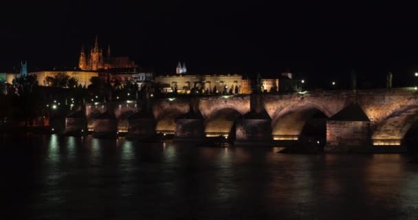 Prag Merkezindeki Taştan Charles Köprüsü Nün Zaman Kayması Akan Vltava — Stok video