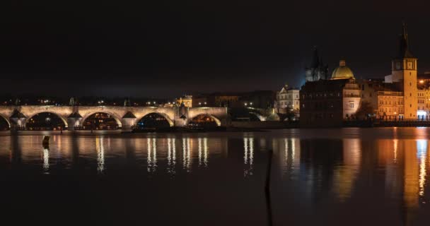 Upływ Czasu Widok Mostu Karola Płynącej Wełtawy Rzeki Nocy Centrum — Wideo stockowe