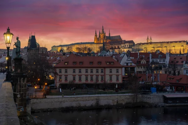 Laterne Der Karlsbrücke Und Vita Kirche Lichter Von Straßenlaternen Reflektieren — Stockfoto