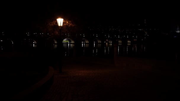 Lanterne Allumée Sur Une Lampe Dans Prague Street Nuit République — Video