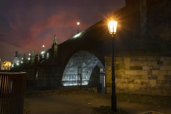 Lâmpada Rua Calçada Pavimentação Com Paralelepípedos Luzes Fundo Ponte Charles — Fotografia de Stock