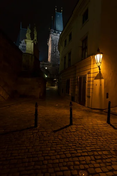 Prag Merkezinde Kaldırım Taşları Olan Karanlık Bir Caddedeki Sokak Lambasının — Stok fotoğraf