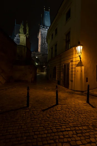 Světlo Pouliční Lampy Tmavé Ulici Dlaždicemi Centru Prahy Kamennou Mostovou — Stock fotografie