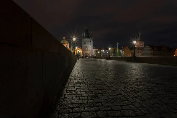 Paralelepípedos Luzes Rua Ponte Charles Noite República Checa — Fotografia de Stock