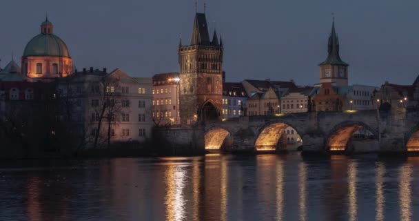 Zeitraffer Fließenden Fluss Moldau Und Alte Steine Brücke Turm Auf — Stockvideo