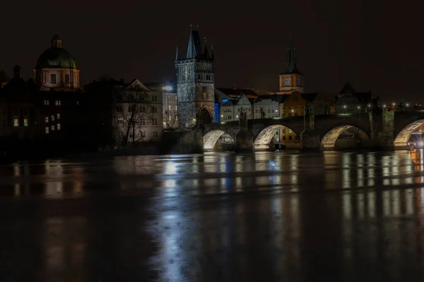 Vista Ponte Charles Rio Vltava Luz Iluminação Pública Noite Centro — Fotografia de Stock