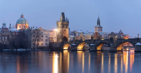 Karlsbron Floden Vltava Och Statyer Bron Och Ljus Från Gatubelysningen — Stockfoto