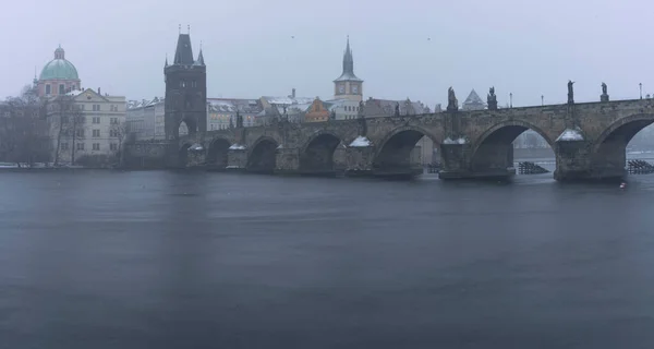 Karlsbron Floden Vltava Och Statyer Bron Och Ljus Från Gatubelysningen — Stockfoto