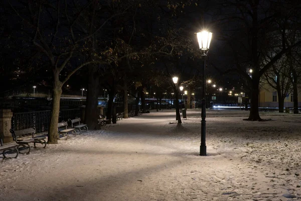 Světlo Pouličních Lamp Zatopená Lávka Sněhem Centru Prahy Noci Parku — Stock fotografie