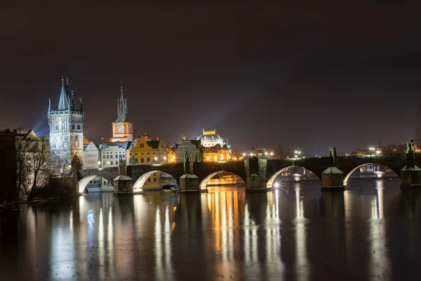 Міст Карла Річці Влтаві Світло Від Вуличних Вогнів Центрі Праги — стокове фото
