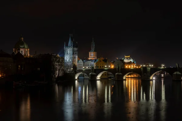 Károly Híd Moldva Folyó Fény Utcai Lámpák Prága Központjában Télen — Stock Fotó