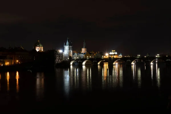 Карлов Мост Реке Влтаве Свет Уличных Фонарей Центре Праги Зимой — стоковое фото