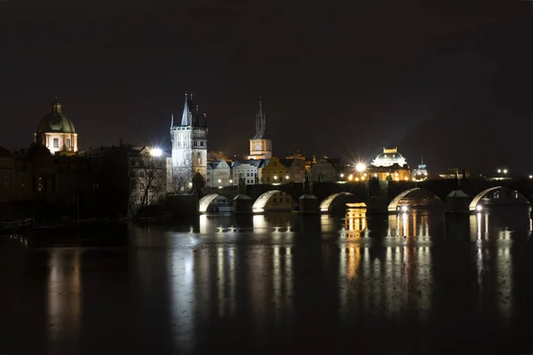 Pont Charles Sur Rivière Vltava Lumière Des Lampadaires Dans Centre — Photo