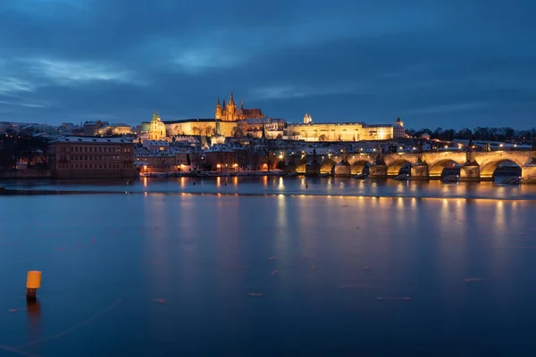 Puente Carlos Sobre Río Moldava Castillo Praga Iglesia San Vito — Foto de Stock