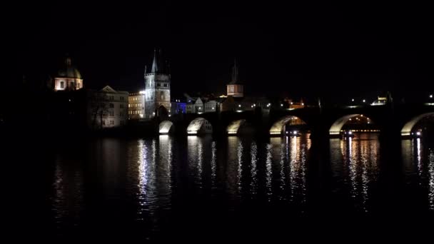Nacht Uitzicht Karelsbrug Verlichting Nachts Stromende Vltava Rivier Het Centrum — Stockvideo