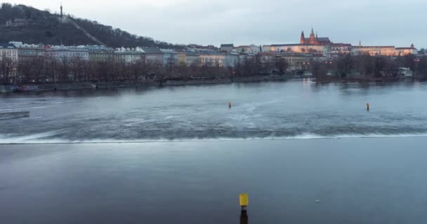 Time Lapse Uitzicht Karelsbrug Praagse Burcht Vloeiende Vltava Rivier Schemering — Stockvideo