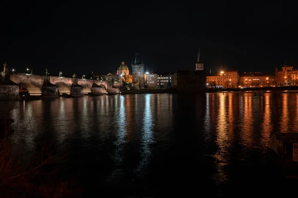 Panoramiczny Widok Mostu Karola Oświetlone Światła Uliczne Otaczającej Starej Architektury — Zdjęcie stockowe