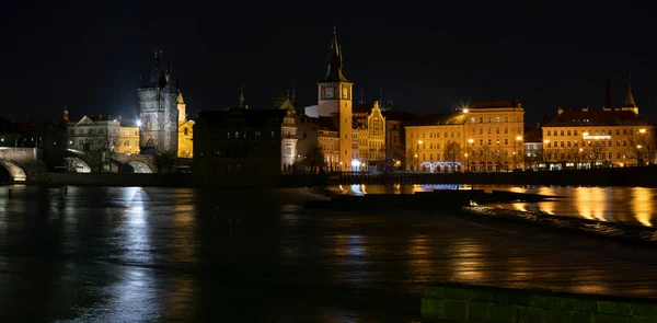 Panoramablick Auf Die Karlsbrücke Und Beleuchtete Straßenlaternen Und Die Umgebende — Stockfoto