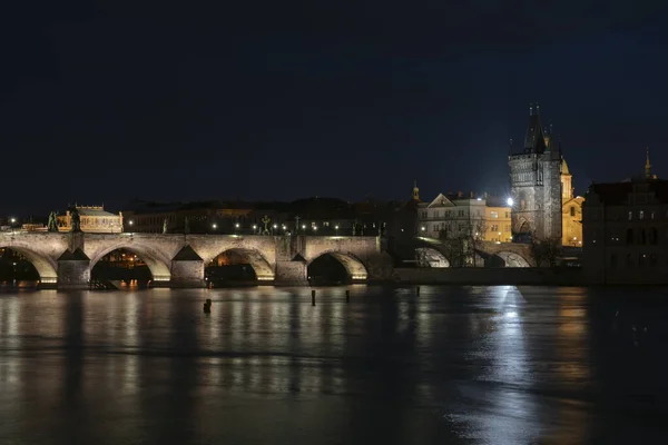 Панорамный Вид Карлов Мост Освещенные Уличные Огни Окружающую Старую Архитектуру — стоковое фото