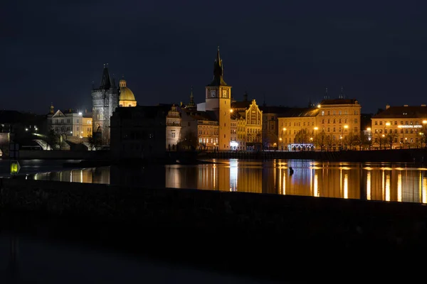 2021年1月夜晚 查尔斯桥附近的Vltava河 — 图库照片